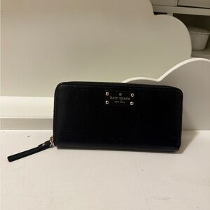 Kate Spade Black Wallet in great condition. Has 12 slots and 7 packets